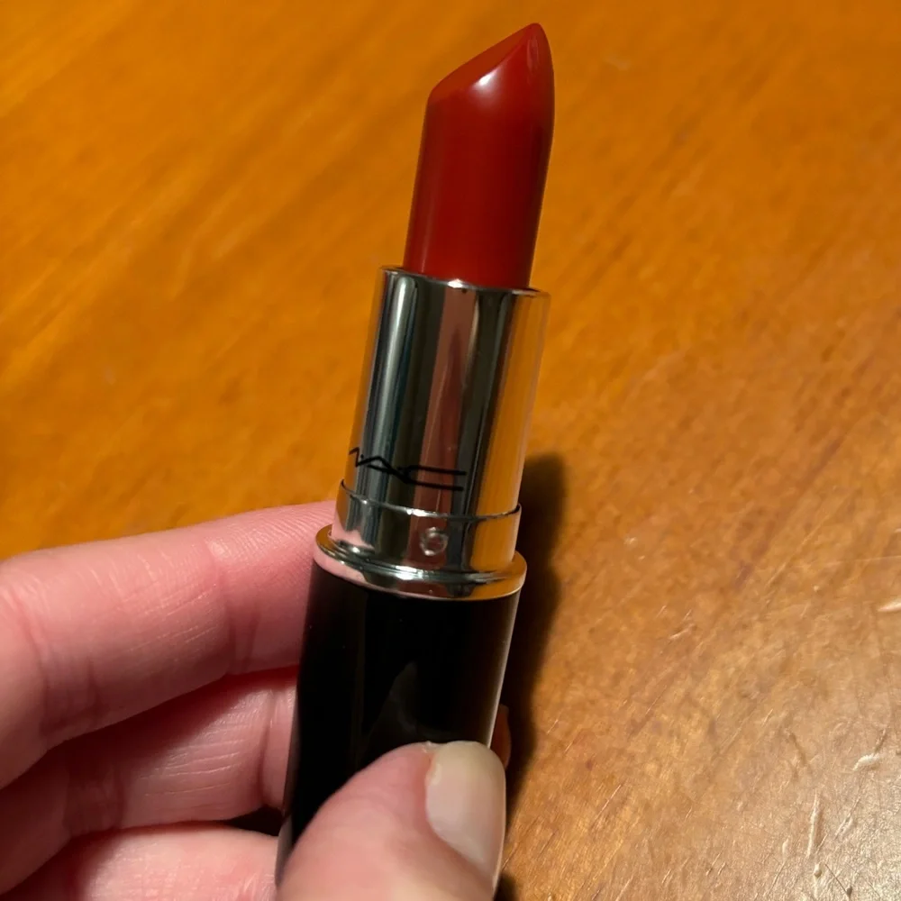 MAC Lustreglass Lipstick Chili Popper